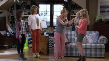 The sweater pink pineapple printed Kimmy Gibbler (Andrea Barber) in The house Party S02E05