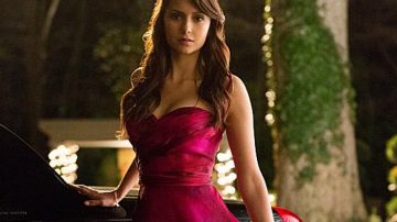 La robe rouge Theia de bal d'Elena Gilbert (Nina Dobrev) dans The Vampire Diaries