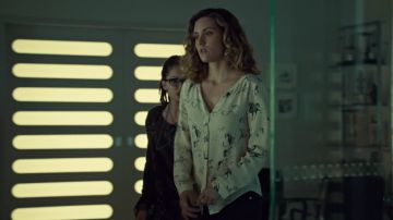 Le chemisier Bergen par Babaton de Delphine Cormier (Evelyne Brochu) dans Orphan Black S02E05