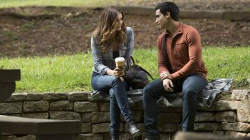 La chemise à carreaux d'Elena Gilbert (Nina Dobrev) dans The Vampire Diaries