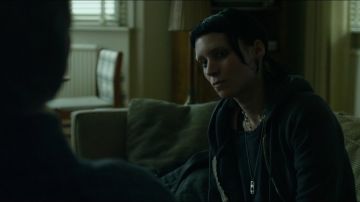 La auténtica camiseta de manga larga y bufanda de Lisbeth Salander (Rooney Mara) en Millennium