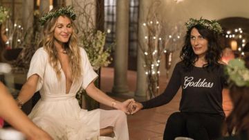 La robe décolleté Mara Hoffman de Phoebe Wells (Beau Garrett) dans Girlfriends' Guide to Divorce 3x1
