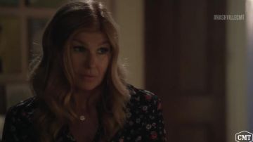 Le chemisier à fleurs The Kooples de Rayna Jaymes (Connie Britton) dans Nashville S05E03