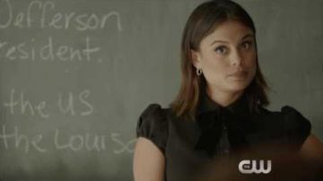 La robe noir avec noeud Alice + Olivia de Sybil (Nathalie Kelley) dans The Vampire Diaries S08E08