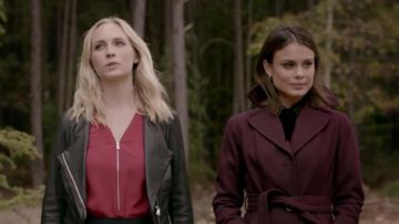 Le manteau rouge Michael Kors de Sy­bil (Na­tha­lie Kel­ley) dans The Vampire Diaries S08E08