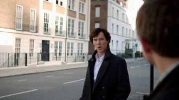 Abrigo de tweed azul Belstaff de Sherlock Holmes (Benedict Cumberbatch) en Sherlock S03E03
