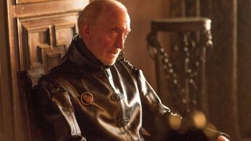 Le broche de la Main du Roi de Tywin Lannister (Charles Dance) dans Game of Thrones S04E01