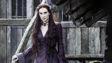 Le collier emblématique de Melisandre (Carice van Houten) dans Juego de Tronos