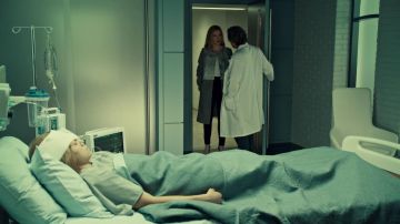 El abrigo de Michael Kors de Delphine Cormier (Evelyne Brochu) en Orphan Black S03E01