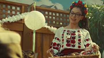 La tunique / le costume ukrainien de Cosima Niehaus (Tatiana Maslany) dans Orphan Black S03E01