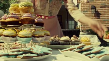 Falda Asos rosa de Alison Hendrix (Tatiana Maslany) en negro huérfano S03E01