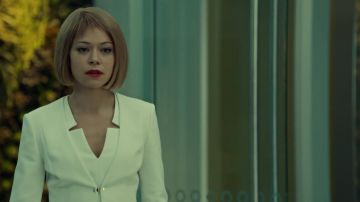 La veste blanche Hugo Boss de Sarah Manning (Tatiana Maslany) dans Orphan Black S03E01