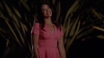 La robe rose Black Halo portée par Jane Villanueva (Gina Rodriguez) dans Jane The Virgin (S01E07)