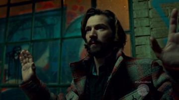 una chaqueta a cuadros Boss Orange de Cal Morrison (Michiel Huisman) en negro huérfano S03E02