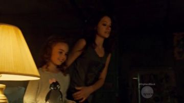Jersey de pingüino de Kira Manning (Skyler Wexler) en Orphan Black S03E02