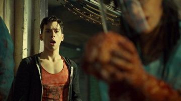 La camiseta roja de Signorelli de Felix Dawkins (Jordan Gavaris) en Orphan Black S03E03