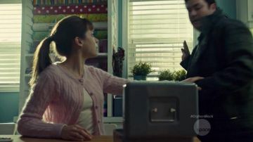 Alison Hendrix (Tatiana Maslany) Joe Fresh Pink Vest en Orphan Black S03E04