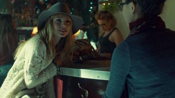 Le gilet Anthropologie de Shay (Ksenia Solo) dans Orphan Black S03E05