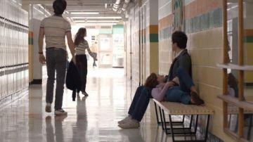 El banco escolar de madera en la temporada 1 de Stranger Things