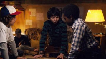 La lámpara de pie vintage en el sótano de los Wheelers en la temporada 1 de Stranger Things