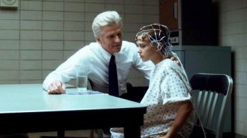 Eleven's (Millie Bobby Brown) Emeco Navy Chair en Stranger Things Temporada 1