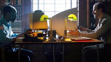 Lámparas al estilo de los banqueros en la oficina del sheriff de Stranger Things temporada 1