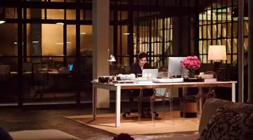 The desk lamp Artemide by Michele De Lucchi in The New Intern