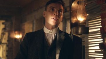 Cuello curvo blanco usado por Thomas Shelby (Cillian Murphy) como se ve en Peaky Blinders S01E01