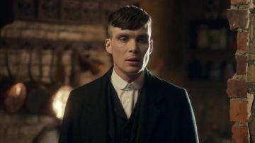 Col rond à Rayures Vintage Shirt porté par Thomas Shelby (Cillian Murphy) comme on le voit dans Peaky Oeillères S01E05