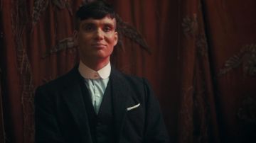 2 couleurs (bleu et blanc) col rond shirt porté par Thomas Shelby (Cillian Murphy) comme on le voit dans Peaky Oeillères S01E06