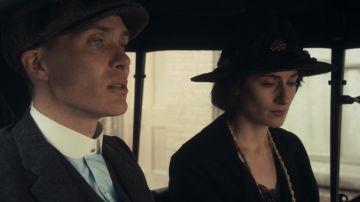 T-Shirt bleu avec du blanc col rond porté par Thomas Shelby (Cillian Murphy) comme on le voit dans Peaky Oeillères S01E04