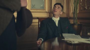 La chemise à col rond de Thomas Shelby (Cillian Murphy) dans Peaky Blinders S02E03