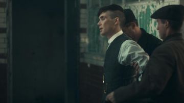 Le veston de costume en tweed de Thomas Shelby (Cillian Murphy) dans Peaky Blinders S02E01