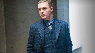 El disfraz de Jimmy Darmody (Michael Pitt) a cuadros pequeños en Boardwalk Empire