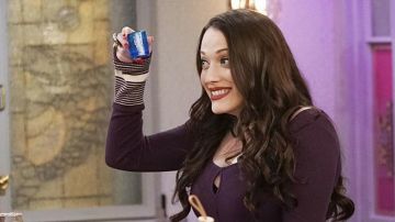 The purple top, Max (Kat Dennings) to the sleeves striped in 2 Broke Girls