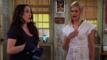 Robe en satin de Caroline (Beth Behrs) dans 2 Broke Girls