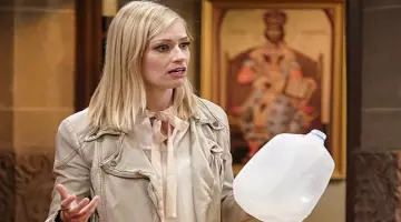 Veste type "Motard" de Caroline (Beth Behrs) dans 2 Broke Girls