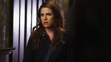 Coat fleece Laurel Castillo (Karla Souza) in Murder