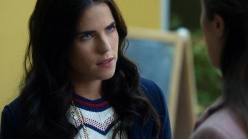 Pull à rayures de couleurs de Laurel Castillo (Karla Souza) dans Murder