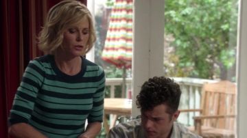 Suéter verde a rayas de Claire Dunphy (Julie Bowen) en Modern Family S8E4
