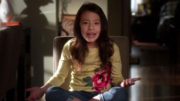 Camiseta a rayas amarillas de Lily Tucker-Pritchett (Aubrey Anderson-Emmons) en Modern Family S7E15