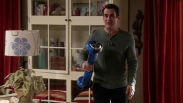 Pull gris de Phil Dunphy (Ty Burrell) dans Modern Family S7E13