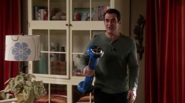 Hoverboard bleu de Phil Dunphy (Ty Burrell) dans Modern Family S7E13