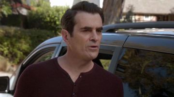 Pull bordeaux de Phil Dunphy (Ty Burrell) dans Modern Family S7E12