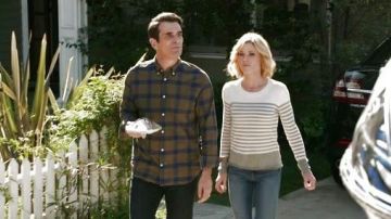 Suéter a rayas grises de Claire Dunphy (Julie Bowen) en Modern Family S6E12