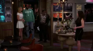 Robe blanche à encolure bardot de Caroline Channing (Beth Behrs) dans 2 Broke Girls S6E01