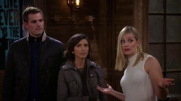 Pull blanc sans manches de Caroline Channing (Beth Behrs) dans 2 Broke Girls S6E10