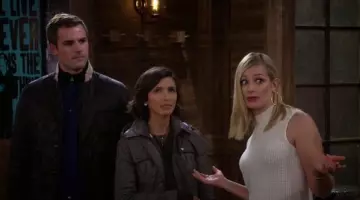 Pull blanc sans manches de Caroline Channing (Beth Behrs) dans 2 Broke Girls S6E10