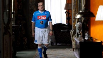 La camiseta del equipo Napoli del cardenal Voiello (Silvio Orlando) en The Young Pope