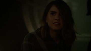 The plaid shirt Free People of Malia Tate (Shelley Hennig) in Teen Wolf S06E08